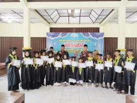 Belasan Anak dan Orangtua Hari Ini Diwisuda 