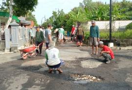 Warga Semangat Kerja Bakti Perbaiki Jalan Berlubang