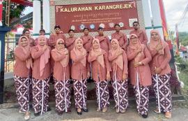 Lurah dan Pamong Karangrejek Sendiko Dawuh Kenakan Pakaian Tradisional Jawa