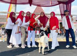 Usai Senam, Warga Karangsari Hoki Bawa Pulang Kambing
