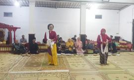 Tiga Seniman Karangrejek Lunasi Janji Almarhum Lurah Supramonco