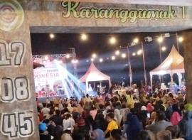 Warga Berjubel Saksikan Malam Penutupan HUT RI ke-80 di Karanggumuk 1