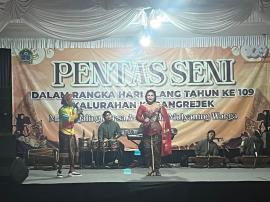 Pentas Seni Gayeng, Warga Terhibur Niken dan Mbah Baut